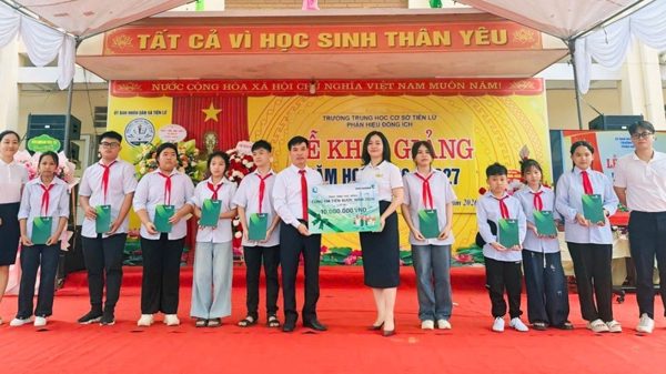Vietcombank triển khai trao 7.350 suất học bổng "Cùng em tiến bước” nhân dịp năm học mới 2026-2027