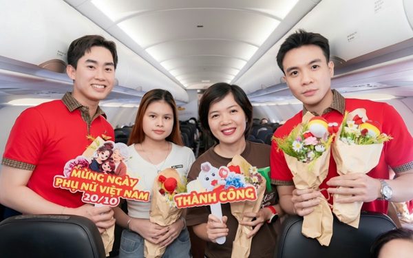 Vietjet tặng hoa và quà cho hành khách nữ trên chuyến bay dịp 20-10