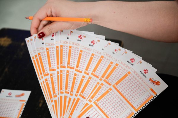 Vietlott tìm thấy 8 tấm vé cùng trúng giải nhất trị giá hơn 1 tỷ đồng
