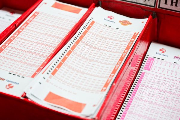 Vietlott tối nay tìm thấy 2 tấm vé cùng trúng độc đắc hơn 5 tỷ