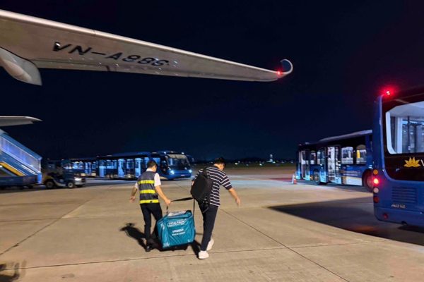 Vietnam Airlines hai lần đổi chuyến bay, kịp thời chở tạng hiến