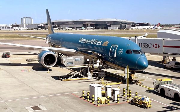 Vietnam Airlines thông tin chuyến bay từ TP.HCM đi London gặp sự cố không lưu