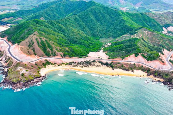 'View triệu đô' trên cung đường Gia Lai vừa khai thác