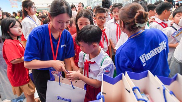 Vinamilk lan tỏa yêu thương cùng “Chắp cánh tuổi thơ”