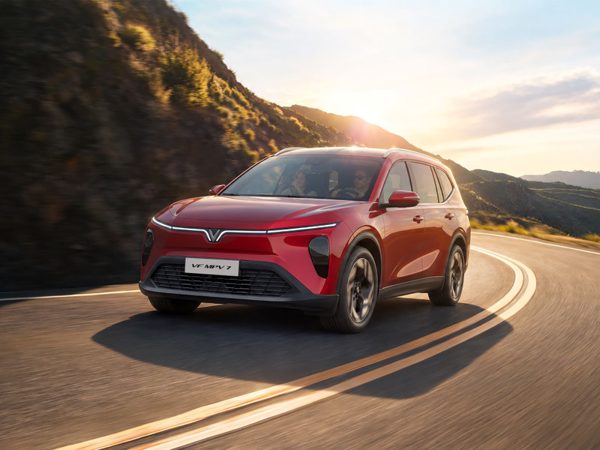 VinFast VF MPV 7 miễn phí sạc tới năm 2029, đặt lịch bảo dưỡng ngay trên điện thoại