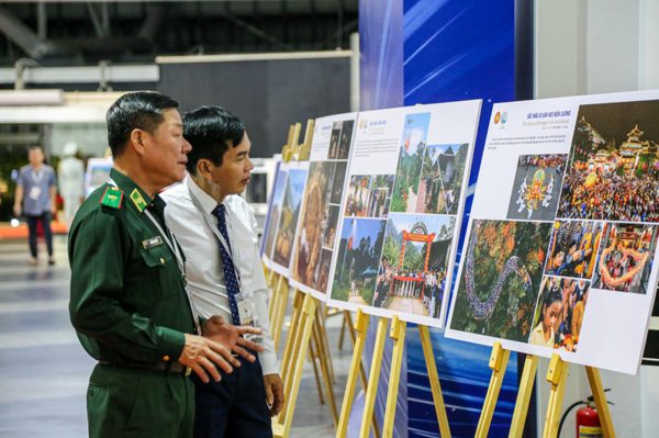 Vinh danh các tác phẩm ảnh nghệ thuật 'Tự hào một dải biên cương'