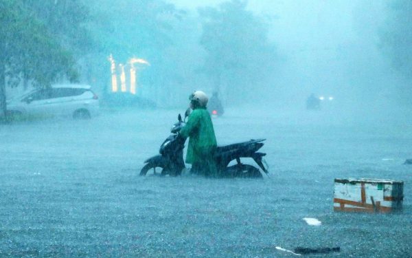 Vinh hứng cơn mưa lớn nhất lịch sử 41 năm, hệ thống thoát nước quá tải