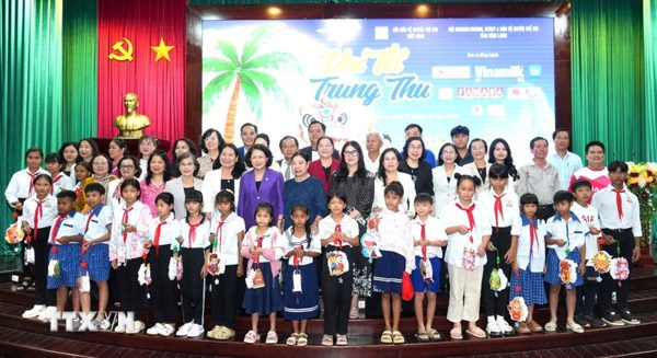 Vĩnh Long: Mang mùa trăng yêu thương đến trẻ em khó khăn, vùng biển đảo
