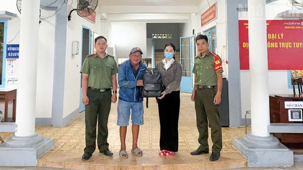 Vĩnh Long: Nhặt được tài sản lớn, bàn giao Công an Long Hồ trả lại người mất