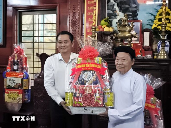 Vĩnh Long: Thăm, chúc mừng chức sắc, chức việc đạo Cao Đài tiêu biểu