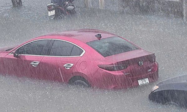 Vinh ngập nặng trong trận mưa hơn 300 mm