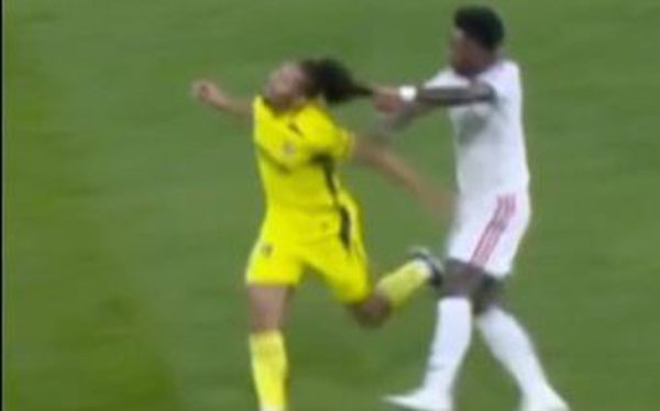 Vinicius bị đuổi vì giật tóc đối thủ, Real Madrid vẫn giành chiến thắng