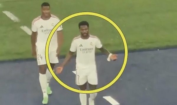 Vinicius phản đối Mourinho khi bị thay ra