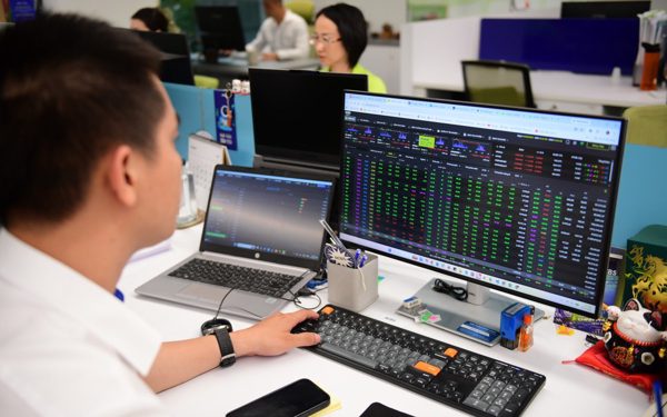 VN-Index bất ngờ đảo chiều giảm trong 15 phút cuối, khối ngoại mua bán đột biến