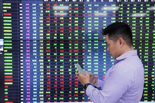 VN-Index đảo chiều trước giờ nâng hạng