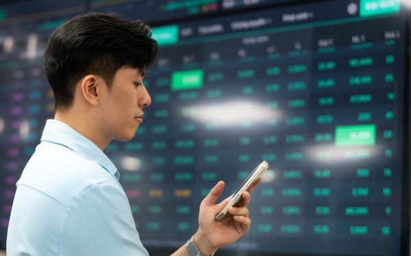 VN-Index giảm cả 5 phiên giao dịch, 7 cổ phiếu gây chú ý tuần qua