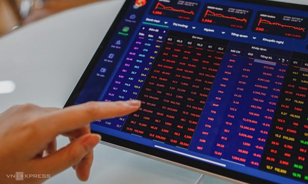 VN-Index giảm sâu phiên cuối tháng