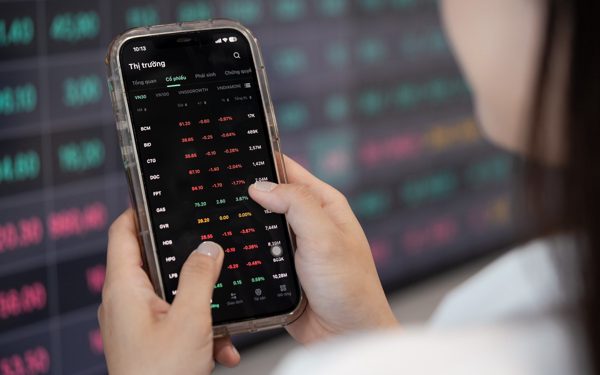 VN-Index hụt đà hồi phục, một cổ phiếu ngân hàng bất ngờ giảm sàn