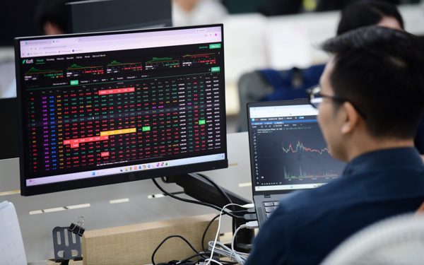 VN-Index loay hoay tìm đáy, tuần mới liệu có đảo chiều?