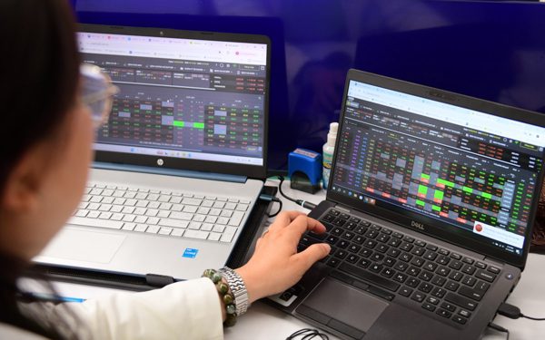 VN-Index mất hơn 15 điểm chỉ trong phiên chiều, lùi về sát mốc 1.800