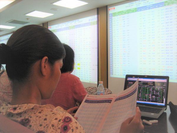 VN-Index mất mốc 1.800 điểm: Nhà đầu tư chờ đợi tín hiệu từ định giá mới