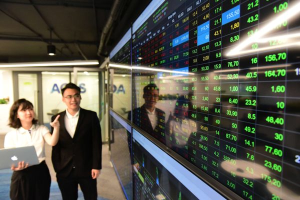 VN-Index ‘quay xe’ sau cú rơi đầu tuần