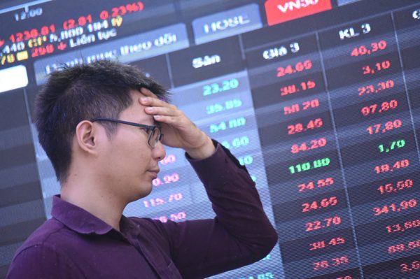VN-Index tăng 17 điểm rồi quay đầu, nhà đầu tư tiếc vì không kịp chốt lời