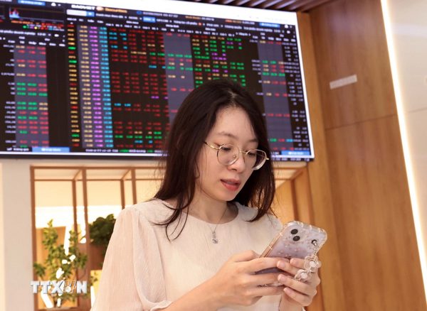 VN-Index tăng hơn 25 điểm nhờ cổ phiếu đầu ngành bất động sản