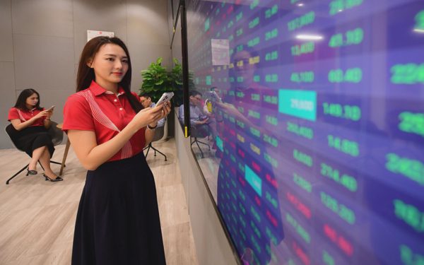 VN-Index thăng hoa hơn 22 điểm dù chứng khoán châu Á đỏ lửa