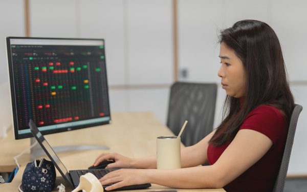 VN-Index vượt 1.850 điểm, nhưng 3/4 lượng cổ phiếu trên sàn vẫn 'lạ' lắm