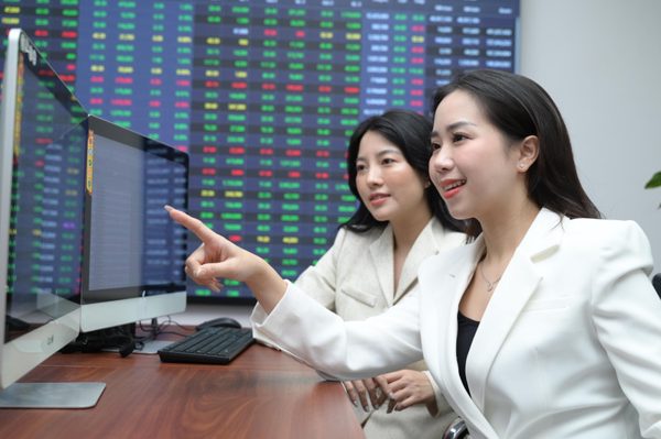 VN-Index vượt mốc 1.800 điểm