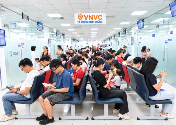 VNVC đón hàng trăm nghìn lượt gia đình đến tiêm và đặt giữ vắc xin phòng tay chân miệng