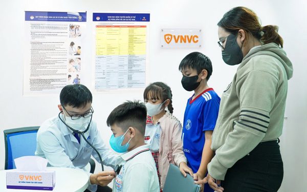 VNVC tiêm gần 40.000 mũi vắc xin não mô cầu, cam kết bình ổn giá
