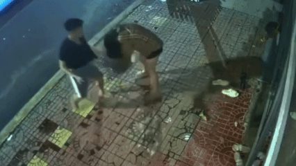 Vợ bị chồng đánh tới tấp trên đường