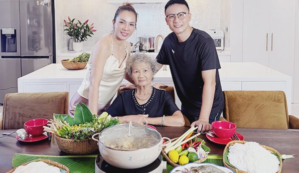 Vợ ca sĩ Hoàng Bách nấu lẩu mắm đãi mẹ chồng