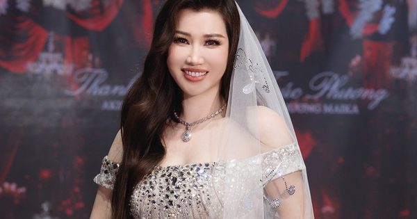 Vợ CEO của Akira Phan diện váy cưới khoe nhan sắc trẻ trung ở tuổi 38