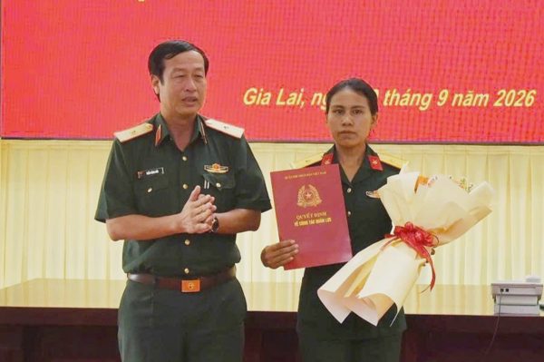 Vợ chiến sĩ quên mình cứu 2 người dân được tuyển dụng vào quân đội