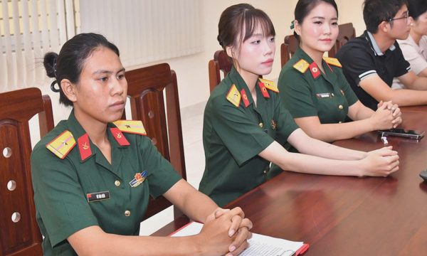 Vợ chiến sĩ tử vong khi cứu người được tuyển làm quân nhân