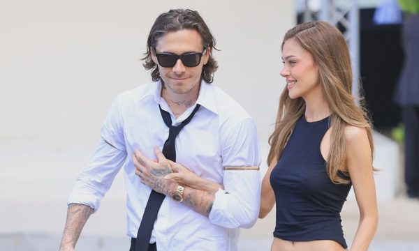 Vợ chồng Brooklyn Beckham mặc thu hút ở Paris