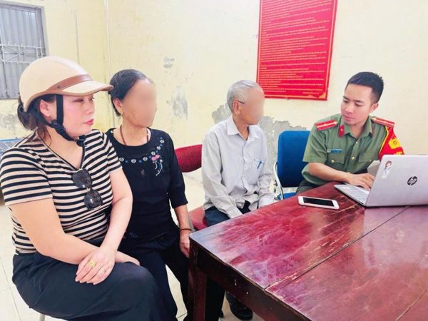 Vợ chồng cụ ông mang 5 chỉ vàng đi bán, chủ tiệm chở thẳng đến trụ sở công an