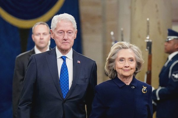 Vợ chồng cựu Tổng thống Bill Clinton tái xuất trước bầu cử giữa kỳ Mỹ