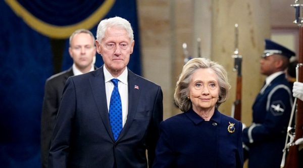 Vợ chồng cựu Tổng thống Mỹ Bill Clinton tái xuất trước bầu cử giữa nhiệm kỳ