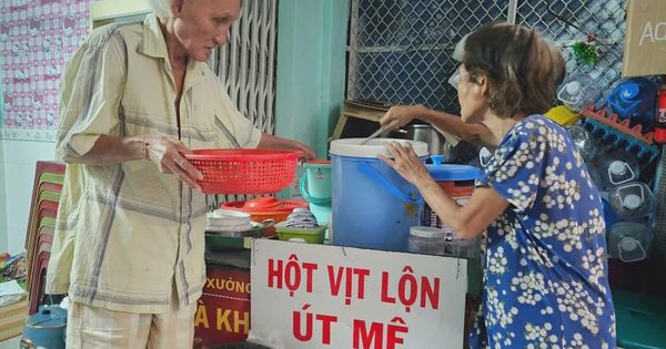 Vợ chồng già bán hột vịt lộn nuôi con bệnh: 'Chỉ mong còn sức bán vài năm nữa'