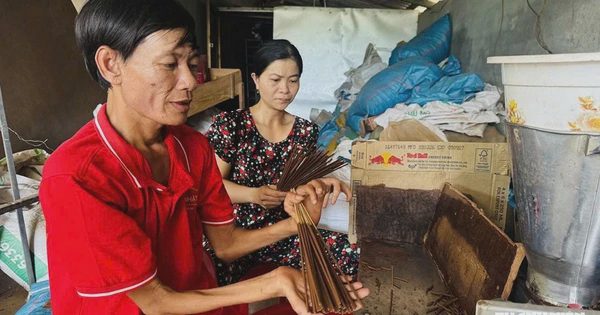Vợ chồng khuyết tật và những buổi livestream làm nhang