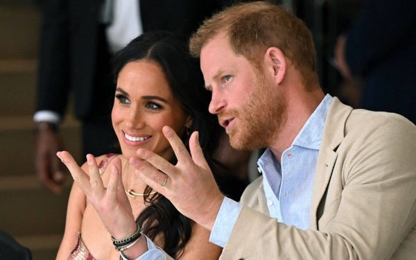 Vợ chồng Meghan Markle bị chế giễu công khai