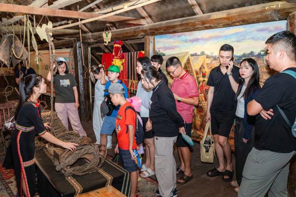 Vợ chồng người M’nông đưa văn hóa buôn làng đến gần du khách