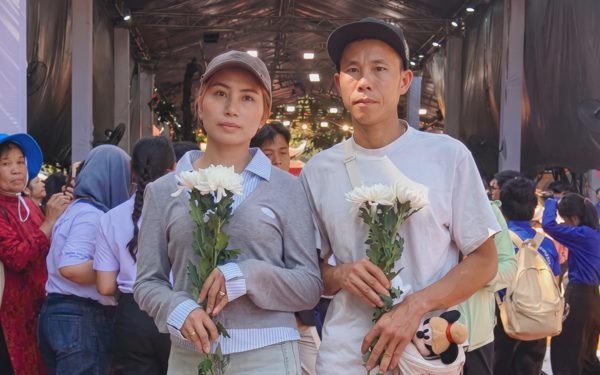 Vợ chồng ở Đà Lạt chở 4.000 cành cúc trắng đến TP.HCM tặng bà con để tiễn 731 liệt sĩ về nơi an nghỉ