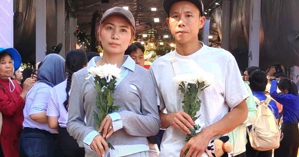 Vợ chồng ở Đà Lạt tặng 4.000 cành cúc trắng: Vượt 300 km tiễn đưa 731 hài cốt liệt sĩ