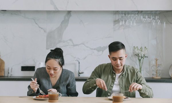 Vợ chồng tôi chẳng ôm nhau sau khi đi làm về