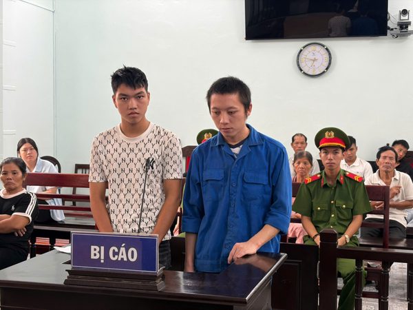 Vô cớ dùng vỏ chai bia ném vào mặt người đi đường